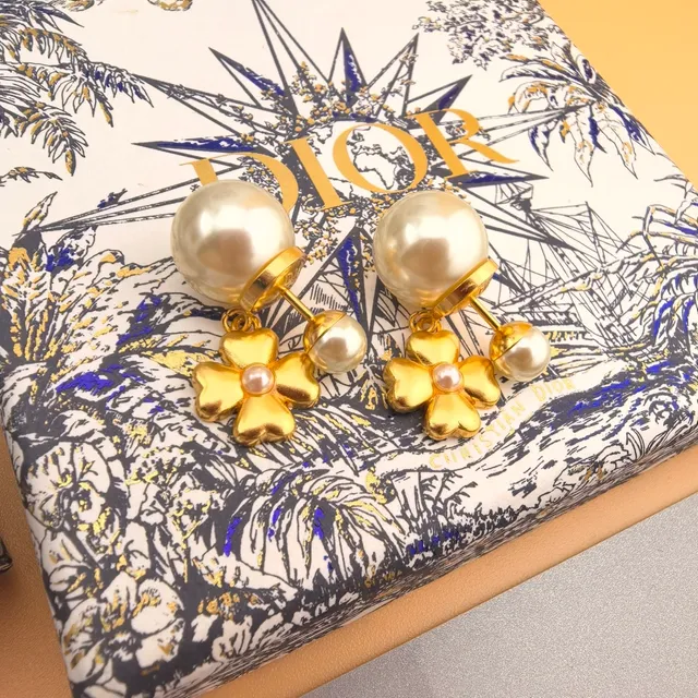 Dior boucles d'oreilles pendantes à quatre pétales de fleur en perle dorée 6