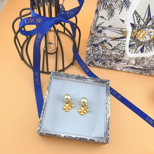 Dior boucles d'oreilles pendantes à quatre pétales de fleur en perle dorée 7