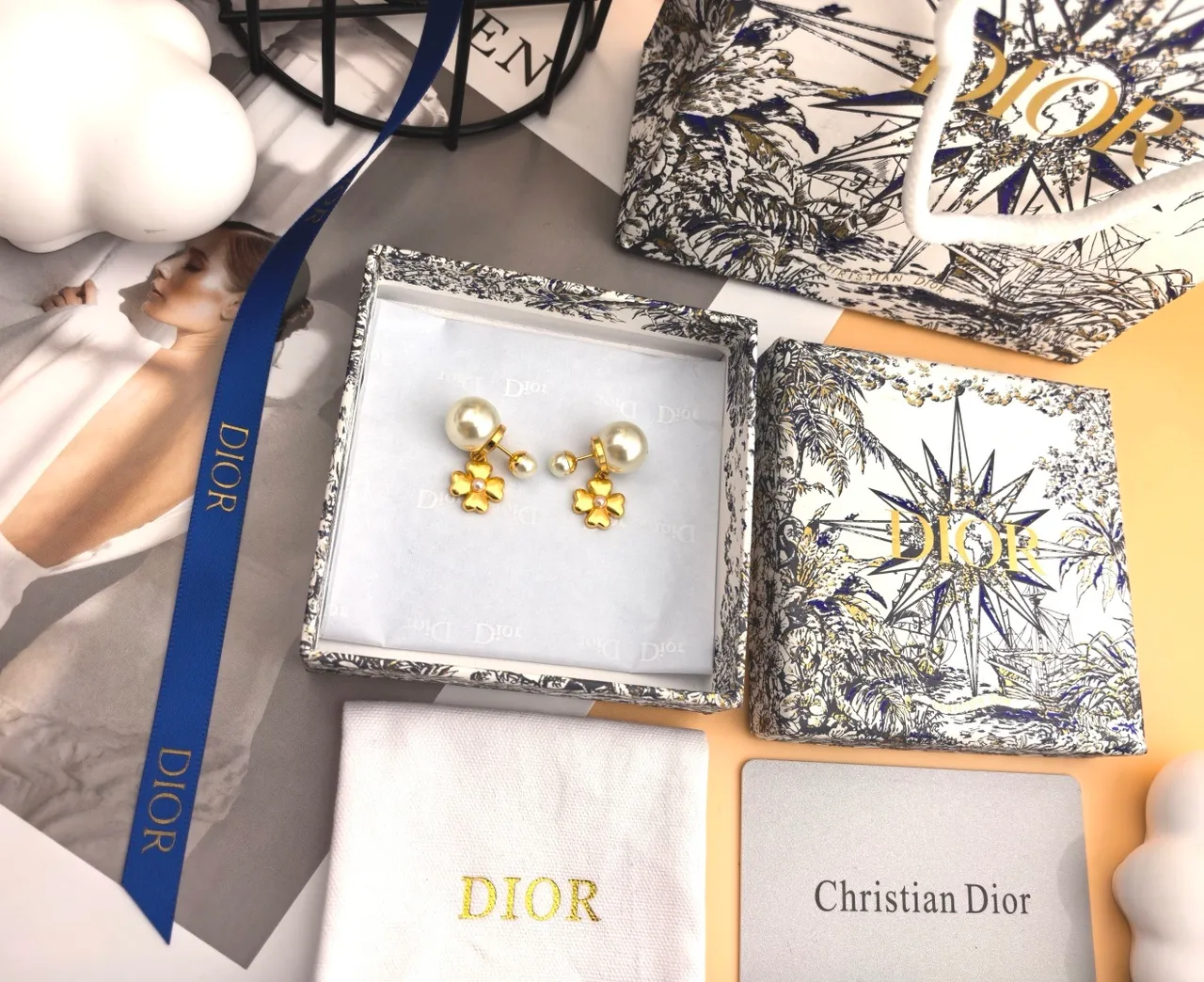 Dior boucles d'oreilles pendantes à quatre pétales de fleur en perle dorée 8