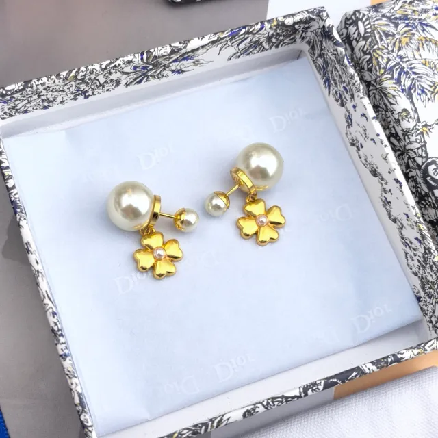 Dior boucles d'oreilles pendantes à quatre pétales de fleur en perle dorée 9
