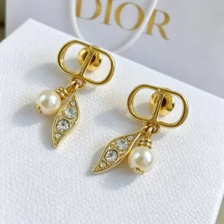 Boucles d'oreilles pendantes Dior doré perles et cristal en forme de feuille