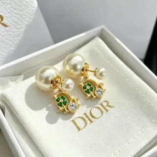 Dior أقراط لؤلؤ ذهبي التدرج ومينا أخضر D-Frame