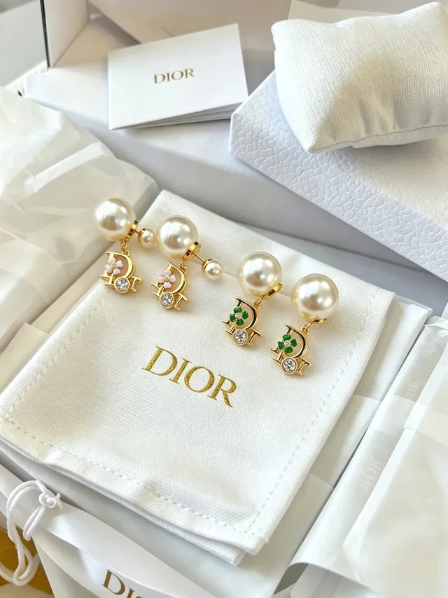Dior সোনালী টোন পার্ল এবং সবুজ এনামেল D-Frame ইয়াররিংস 2