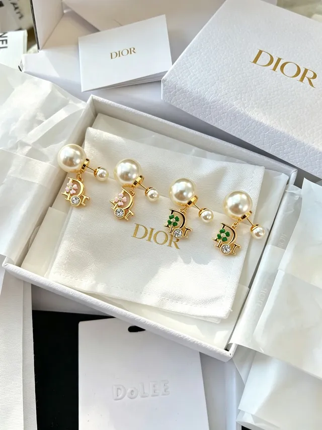 Dior সোনালী টোন পার্ল এবং সবুজ এনামেল D-Frame ইয়াররিংস 3