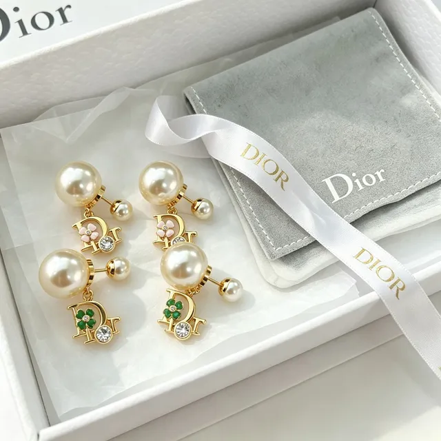 Dior সোনালী টোন পার্ল এবং সবুজ এনামেল D-Frame ইয়াররিংস 5