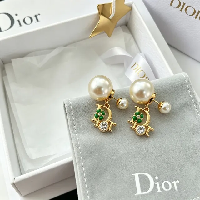Dior সোনালী টোন পার্ল এবং সবুজ এনামেল D-Frame ইয়াররিংস 7
