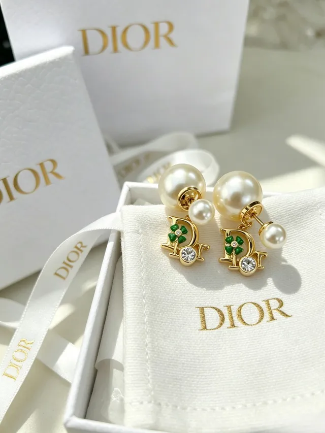 Dior সোনালী টোন পার্ল এবং সবুজ এনামেল D-Frame ইয়াররিংস 9