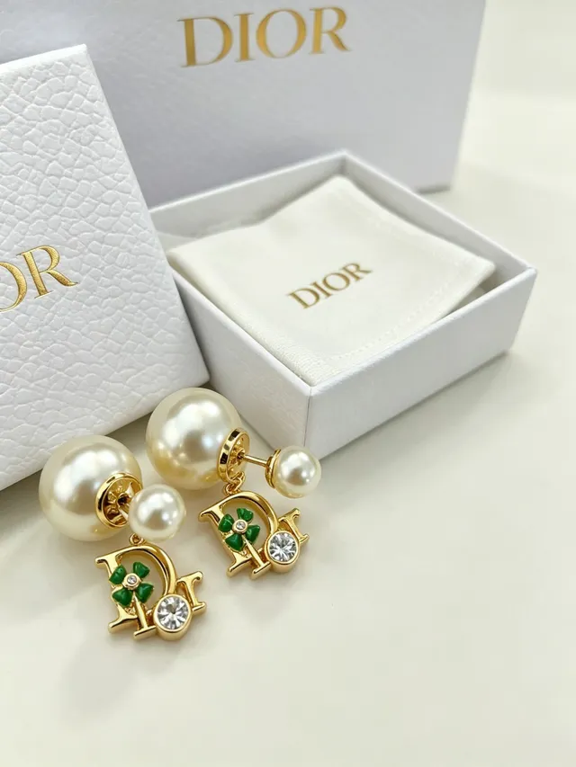 Dior সোনালী টোন পার্ল এবং সবুজ এনামেল D-Frame ইয়াররিংস 10