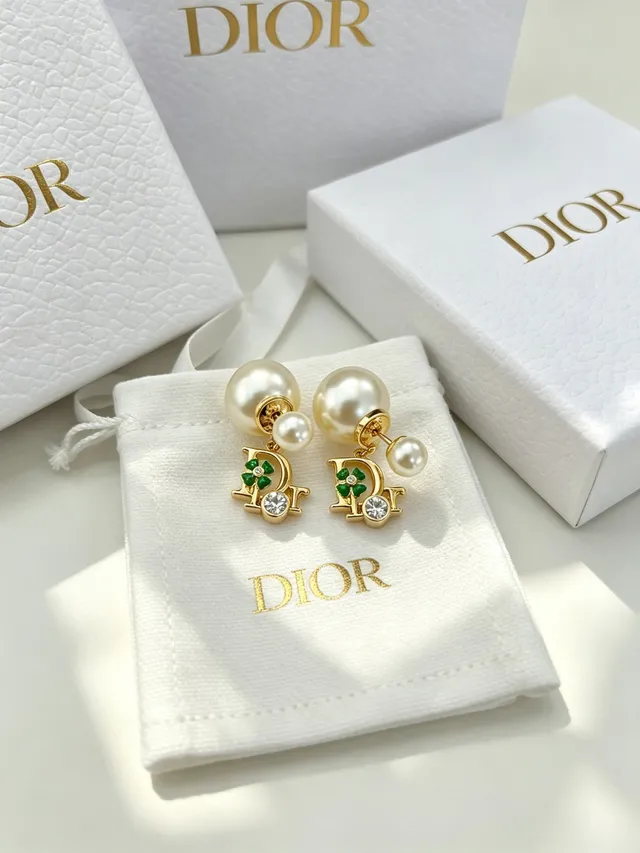 Dior সোনালী টোন পার্ল এবং সবুজ এনামেল D-Frame ইয়াররিংস 11