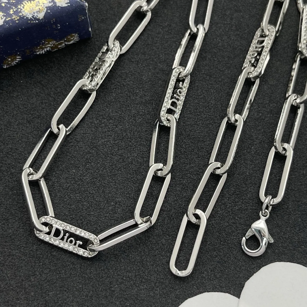 قلادة Dior سلسلة لينك فضية مستطيلة مشبك ورقي 5