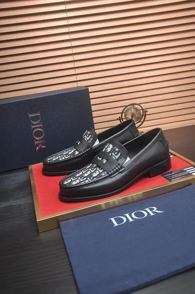 Loafers en cuir noir monogrammés Dior 4