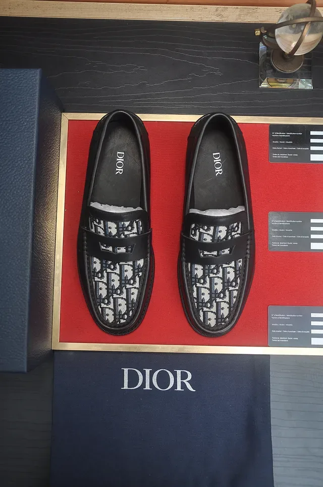 Loafers en cuir noir monogrammés Dior 5