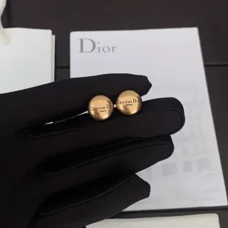 Dior أقراط أذن مستديرة بلون ذهبي نقش الشعار