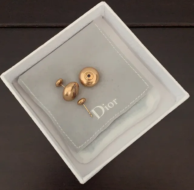 Dior أقراط أذن مستديرة بلون ذهبي نقش الشعار 2