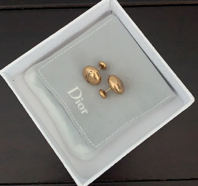 Dior أقراط أذن مستديرة بلون ذهبي نقش الشعار 3