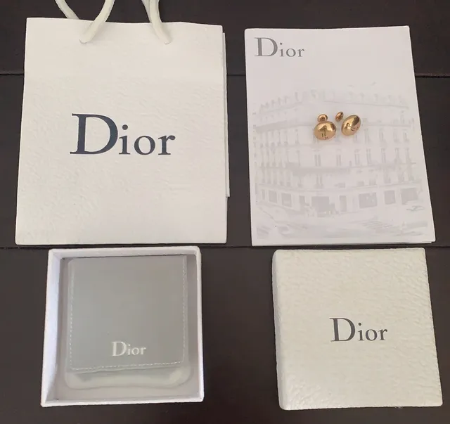 Dior أقراط أذن مستديرة بلون ذهبي نقش الشعار 4