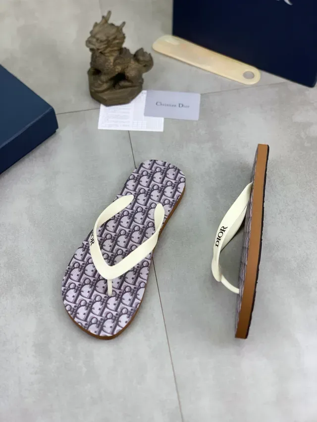 Dior Slide Sandalias Grises y Negras Suela Monogramada Correa de Tanga 3