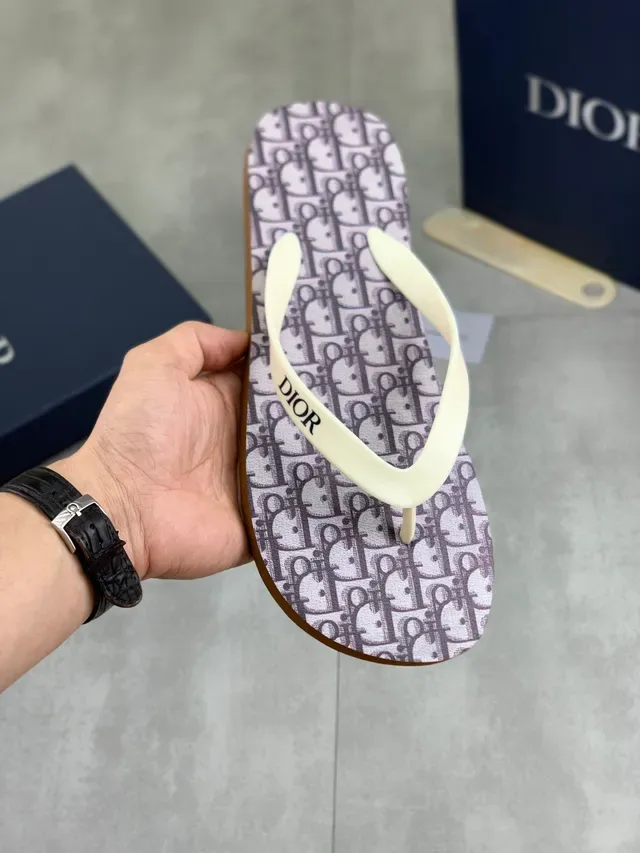 Dior Slide Sandalias Grises y Negras Suela Monogramada Correa de Tanga 4