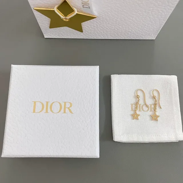 Dior তারা আকারের ক্রিস্টাল এ্যাকসেন্টেড গোল্ড টোন লটকানো কানের দুল 8