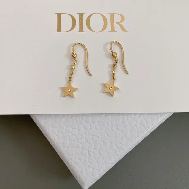 Dior তারা আকারের ক্রিস্টাল এ্যাকসেন্টেড গোল্ড টোন লটকানো কানের দুল 9