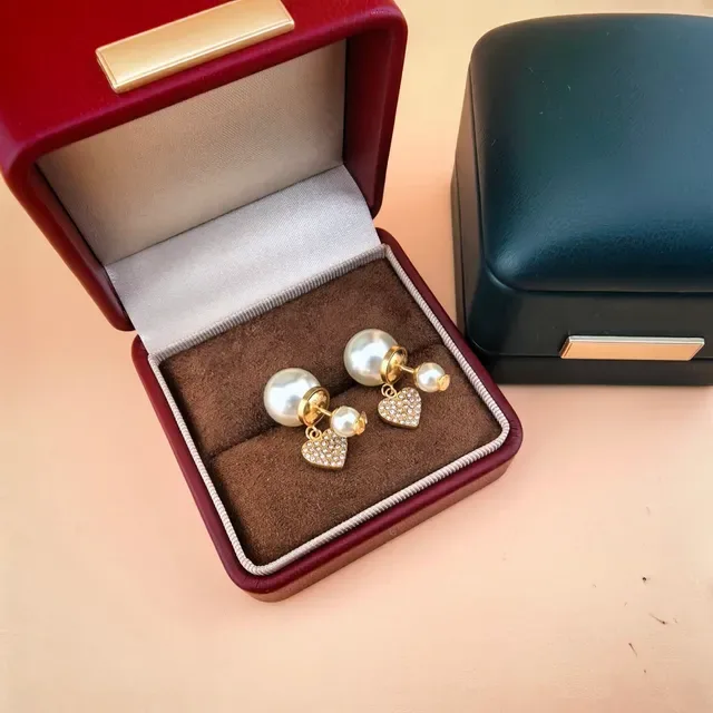 Brincos Dior Tribales dourados com pérolas e cristais em forma de coração 2