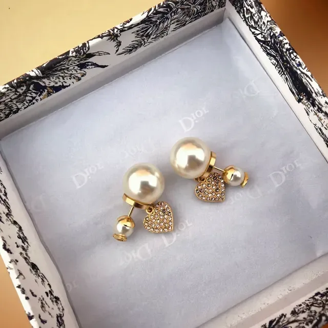Brincos Dior Tribales dourados com pérolas e cristais em forma de coração 4