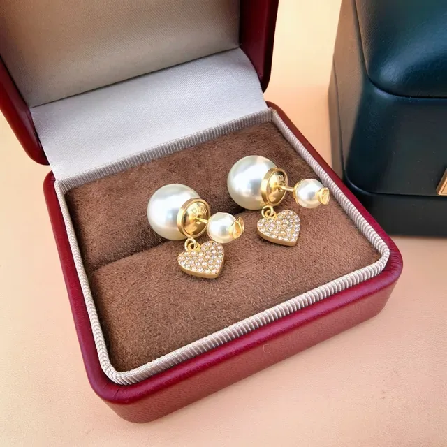 Brincos Dior Tribales dourados com pérolas e cristais em forma de coração 5