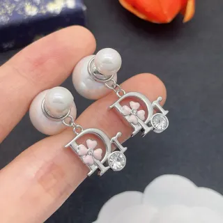 Dior أقراط لؤلؤ أبيض وردي ستد CD مونوغرام تشام