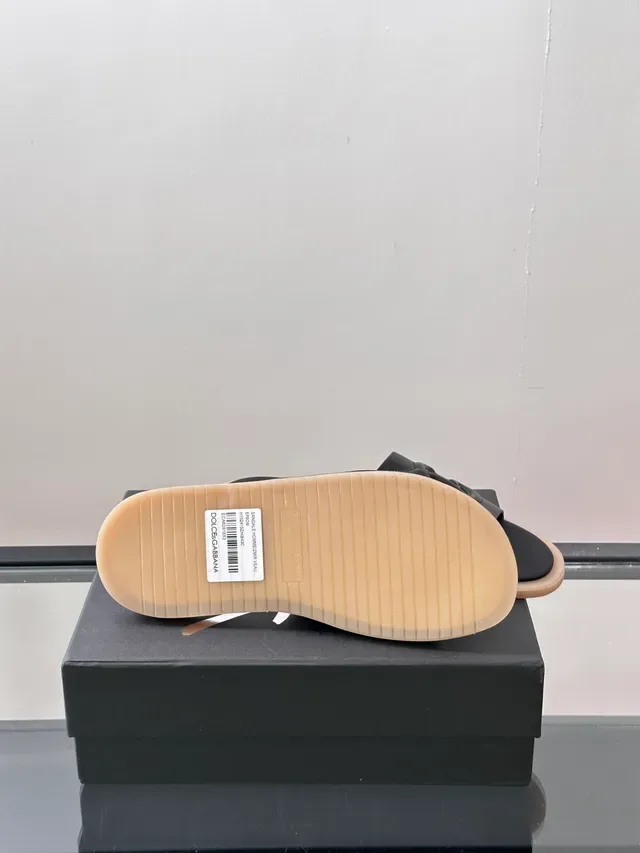 Dolce & Gabbana Logo-Strap Pantuflas de Camurça 2