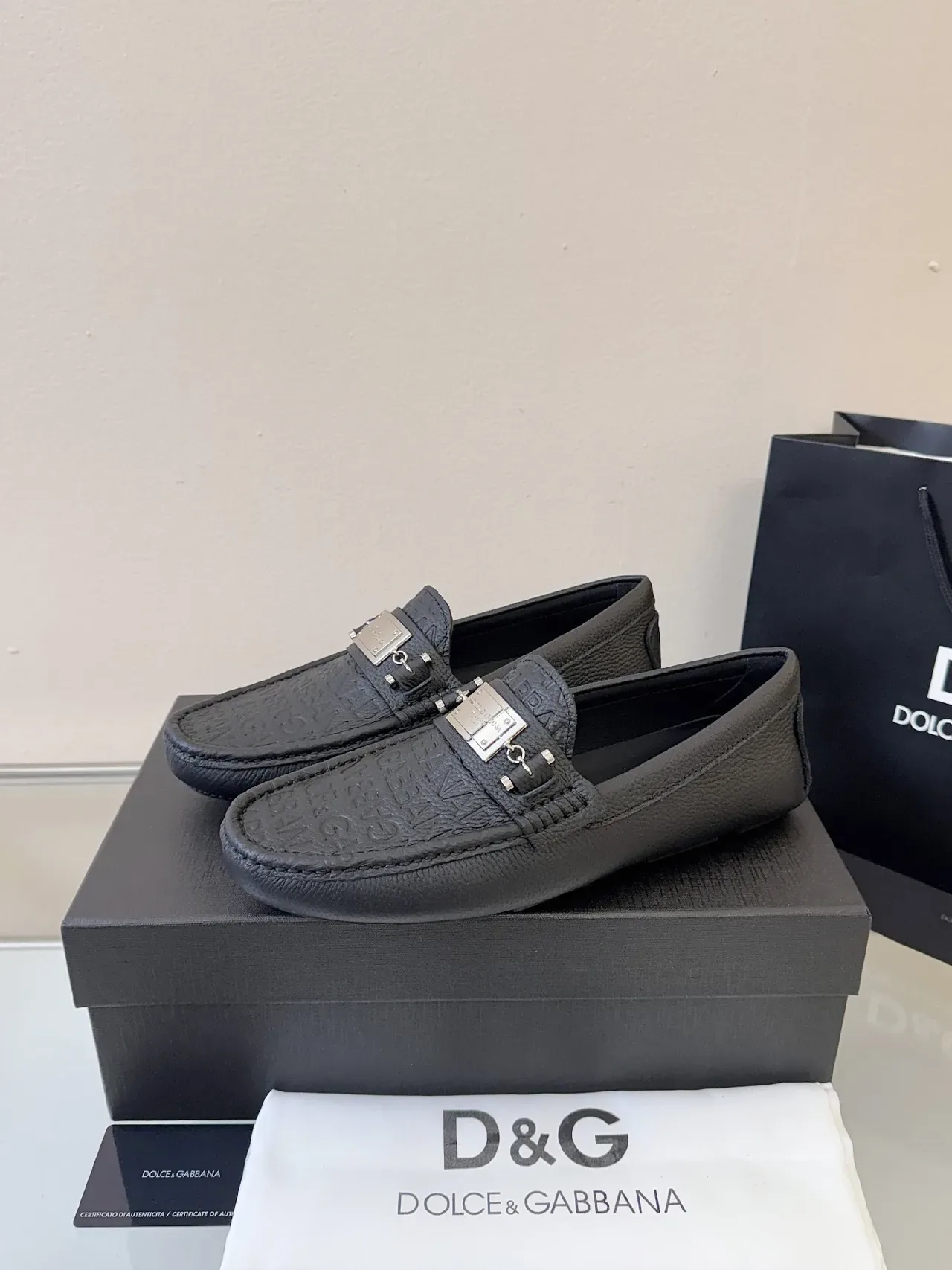 Dolce & Gabbana Portofino 黑金压纹皮革印花 DG 乐福鞋 2