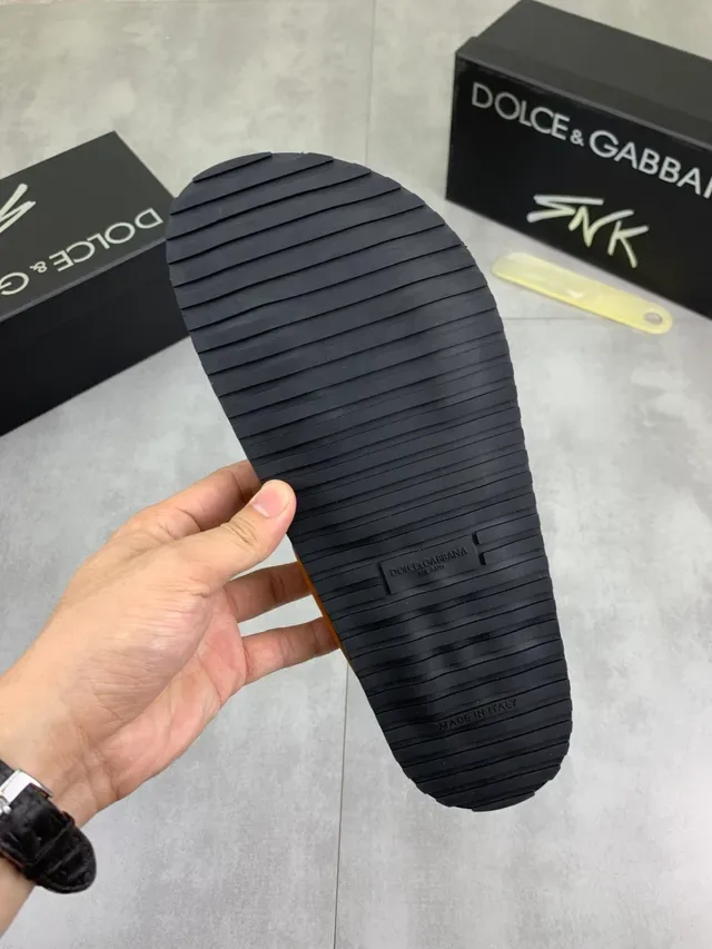 Sandálias Casuais Dolce & Gabbana de Camurça Tan com Logo DG e Duas Tirinhas 2