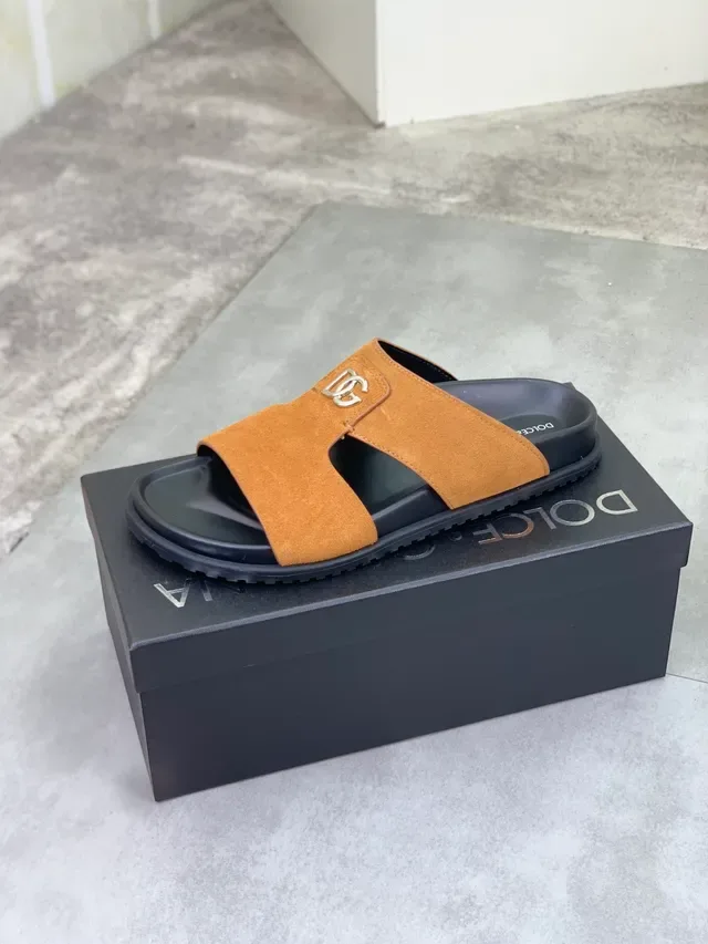 Sandálias Casuais Dolce & Gabbana de Camurça Tan com Logo DG e Duas Tirinhas 4