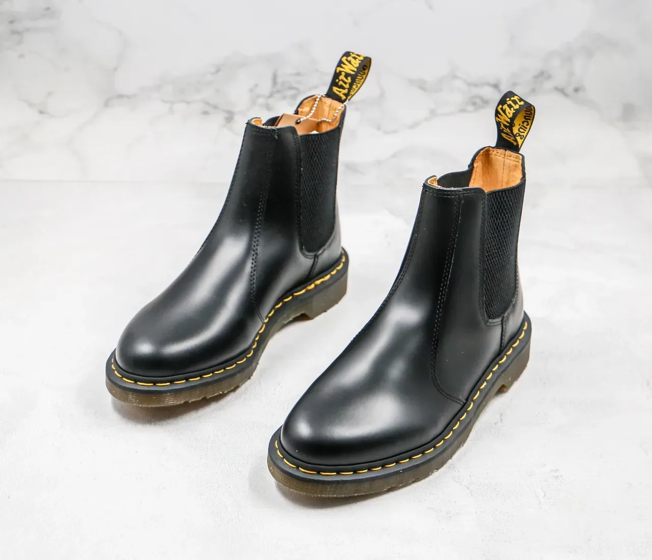 Dr. Martens 切尔西靴 黑色黄色 光滑皮革 缝线 8