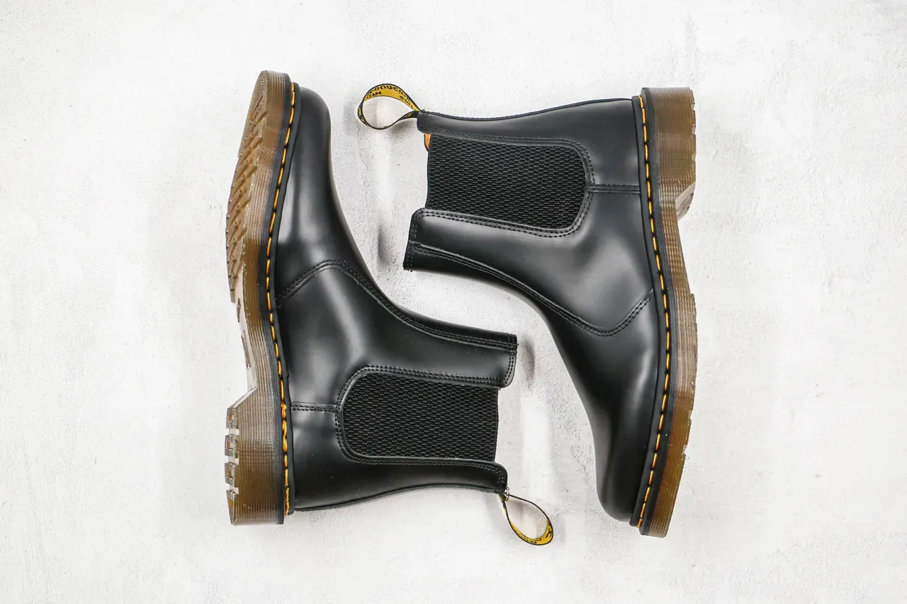 Dr. Martens 切尔西靴 黑色黄色 光滑皮革 缝线 10