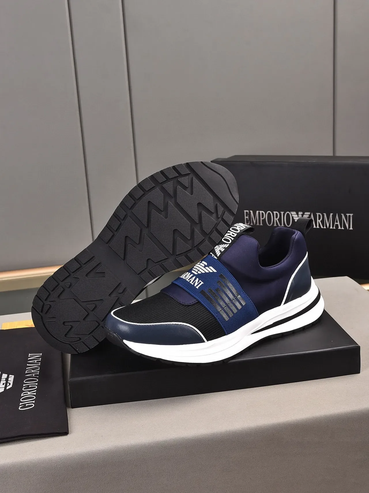 Emporio Armani Navy Black Sneakers Slip-On avec Sangle Élastique 8
