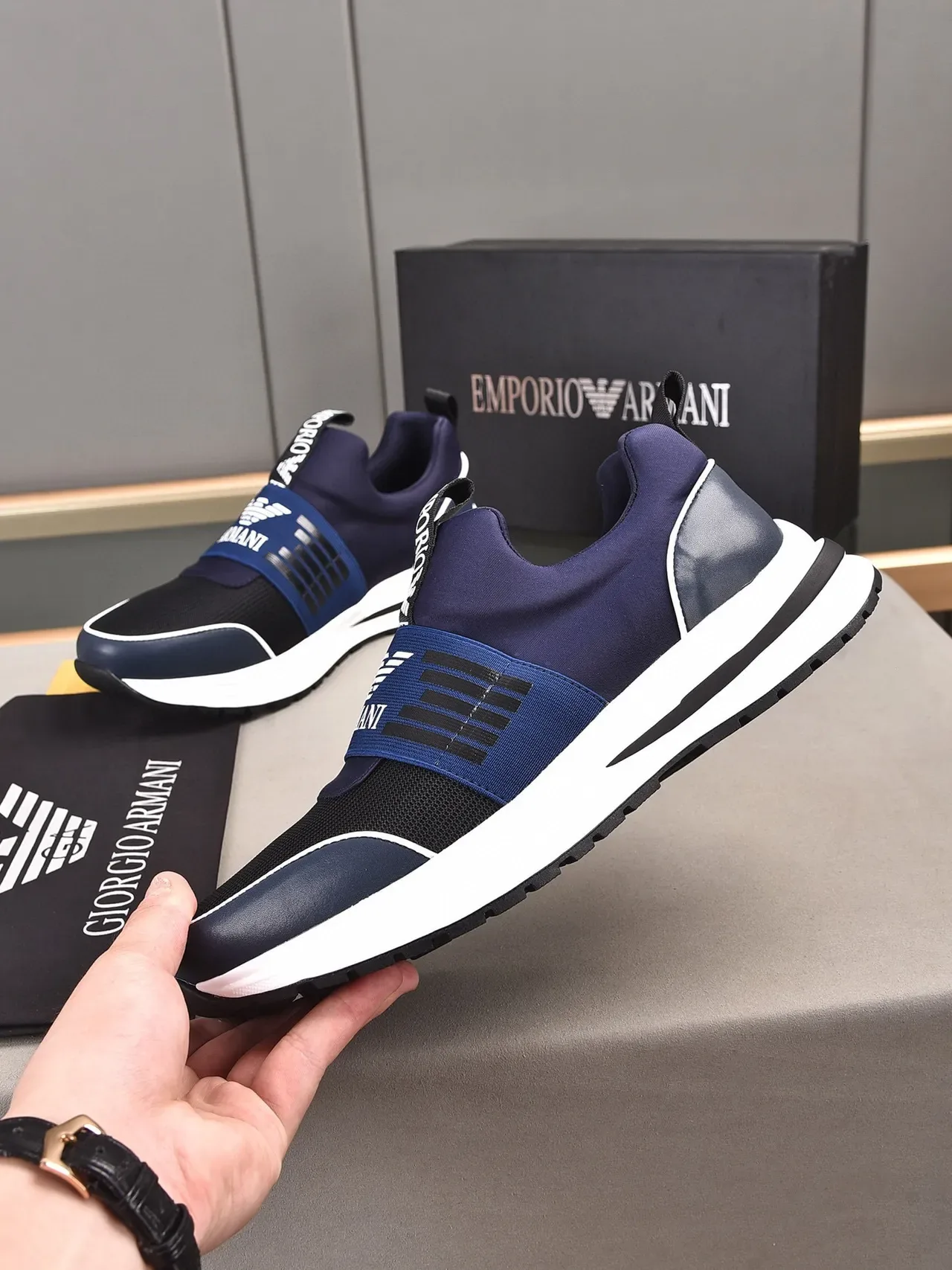 Emporio Armani Navy Black Sneakers Slip-On avec Sangle Élastique 9