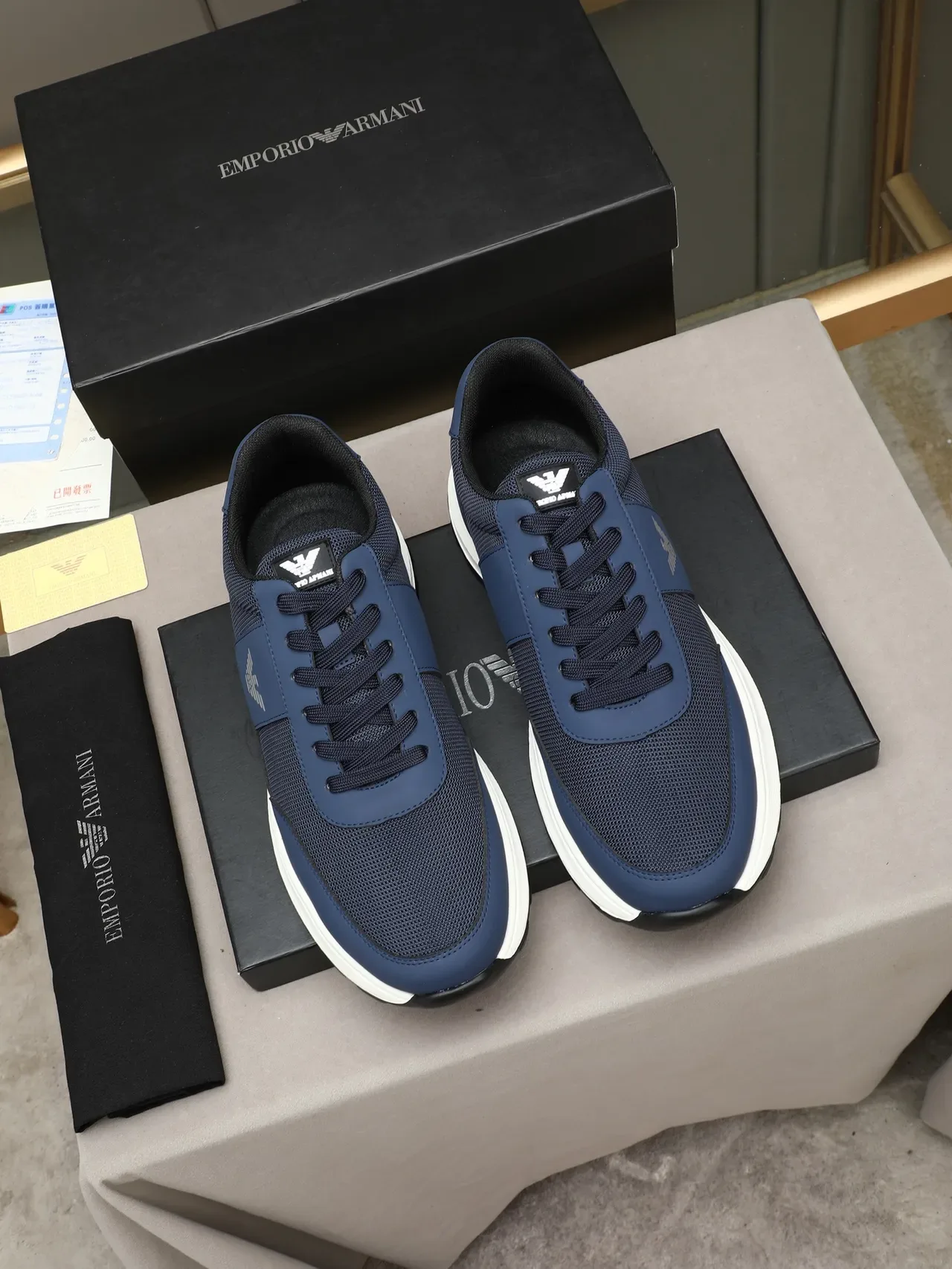 Emporio Armani حذاء أسلوب حياة باللون البحري بشعار النسر 2