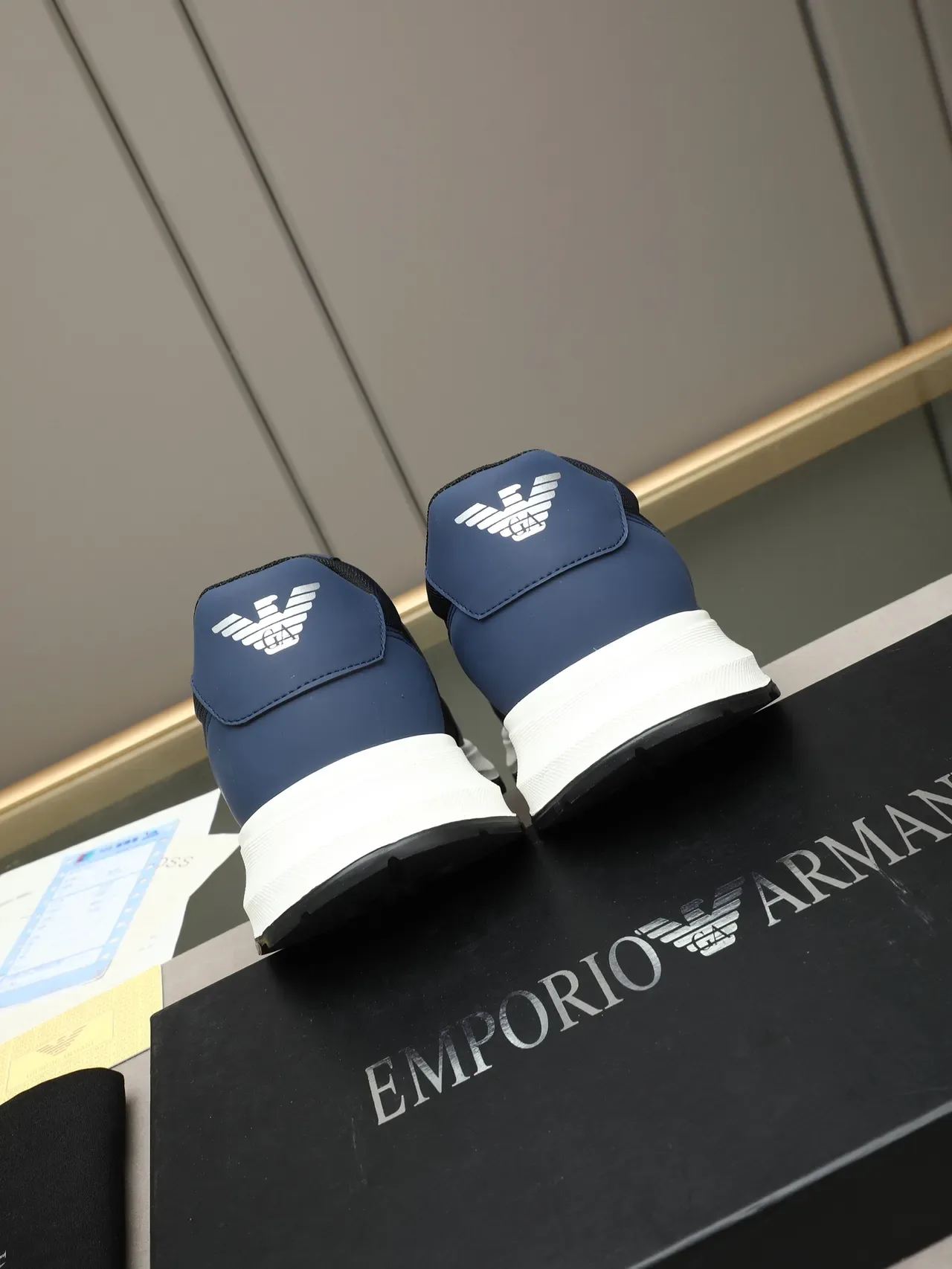 Emporio Armani حذاء أسلوب حياة باللون البحري بشعار النسر 3