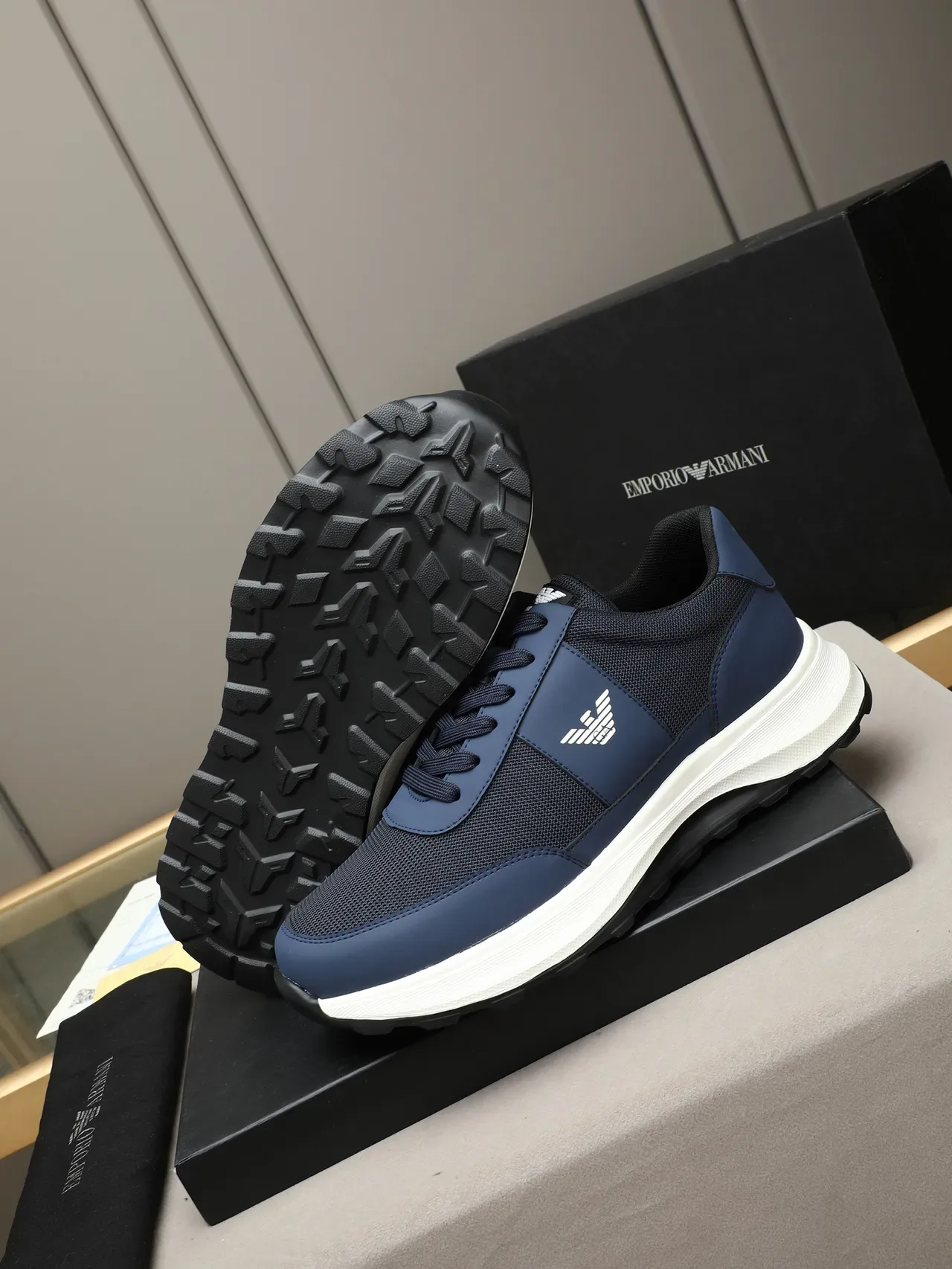 Emporio Armani حذاء أسلوب حياة باللون البحري بشعار النسر 4
