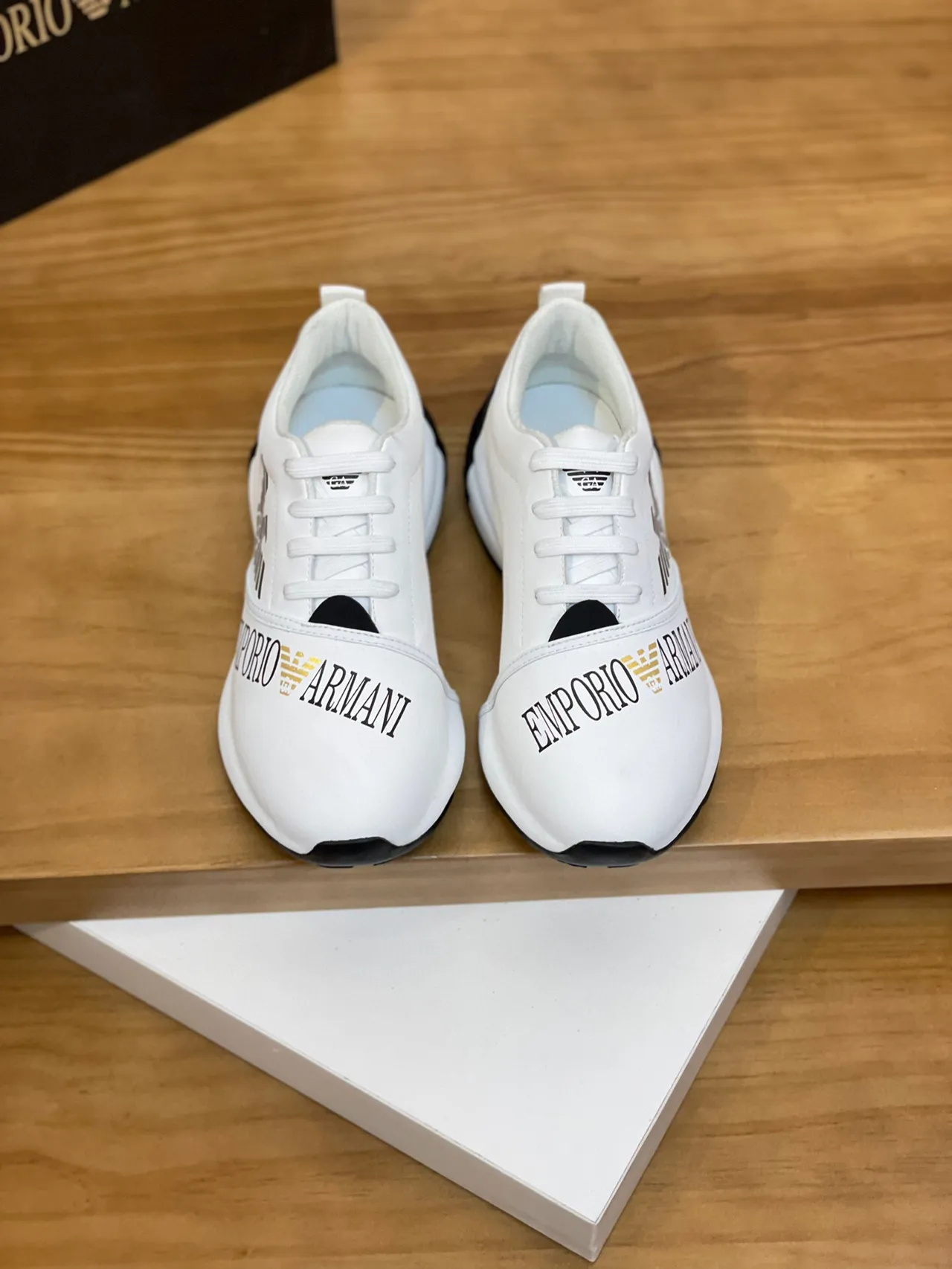 Emporio Armani Tênis Lifestyle Branco e Preto Logo Águia 2