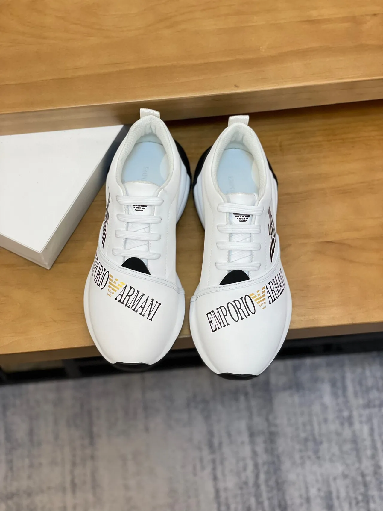 Emporio Armani Tênis Lifestyle Branco e Preto Logo Águia 4