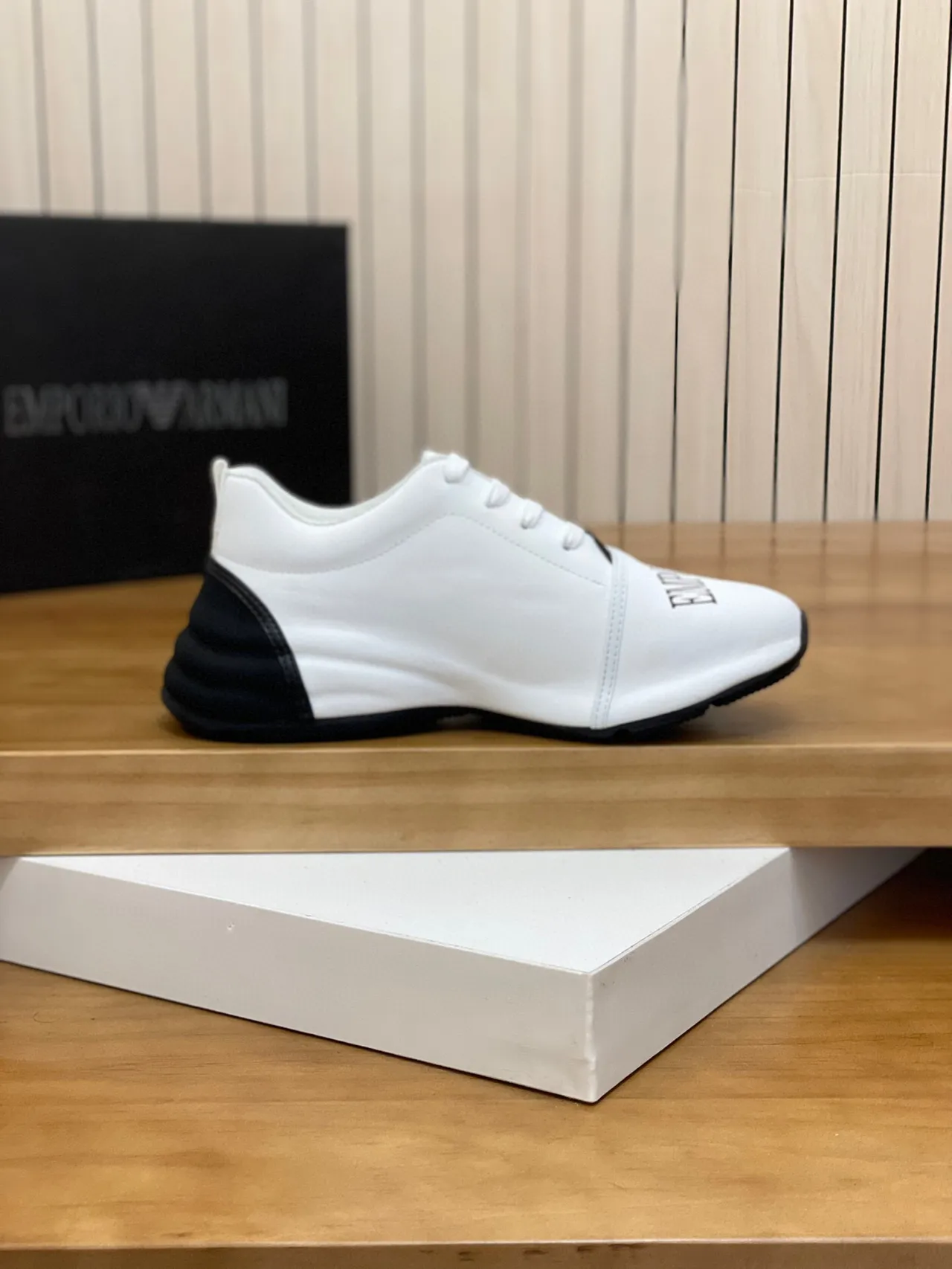 Emporio Armani Tênis Lifestyle Branco e Preto Logo Águia 5