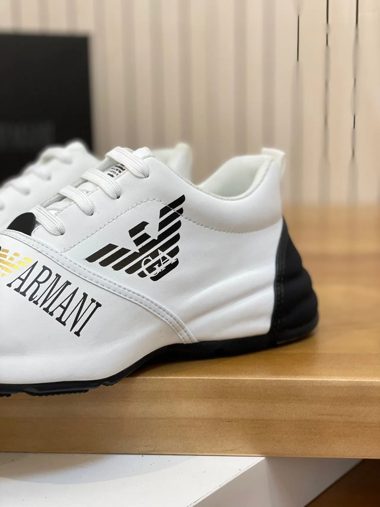 Emporio Armani Tênis Lifestyle Branco e Preto Logo Águia 6