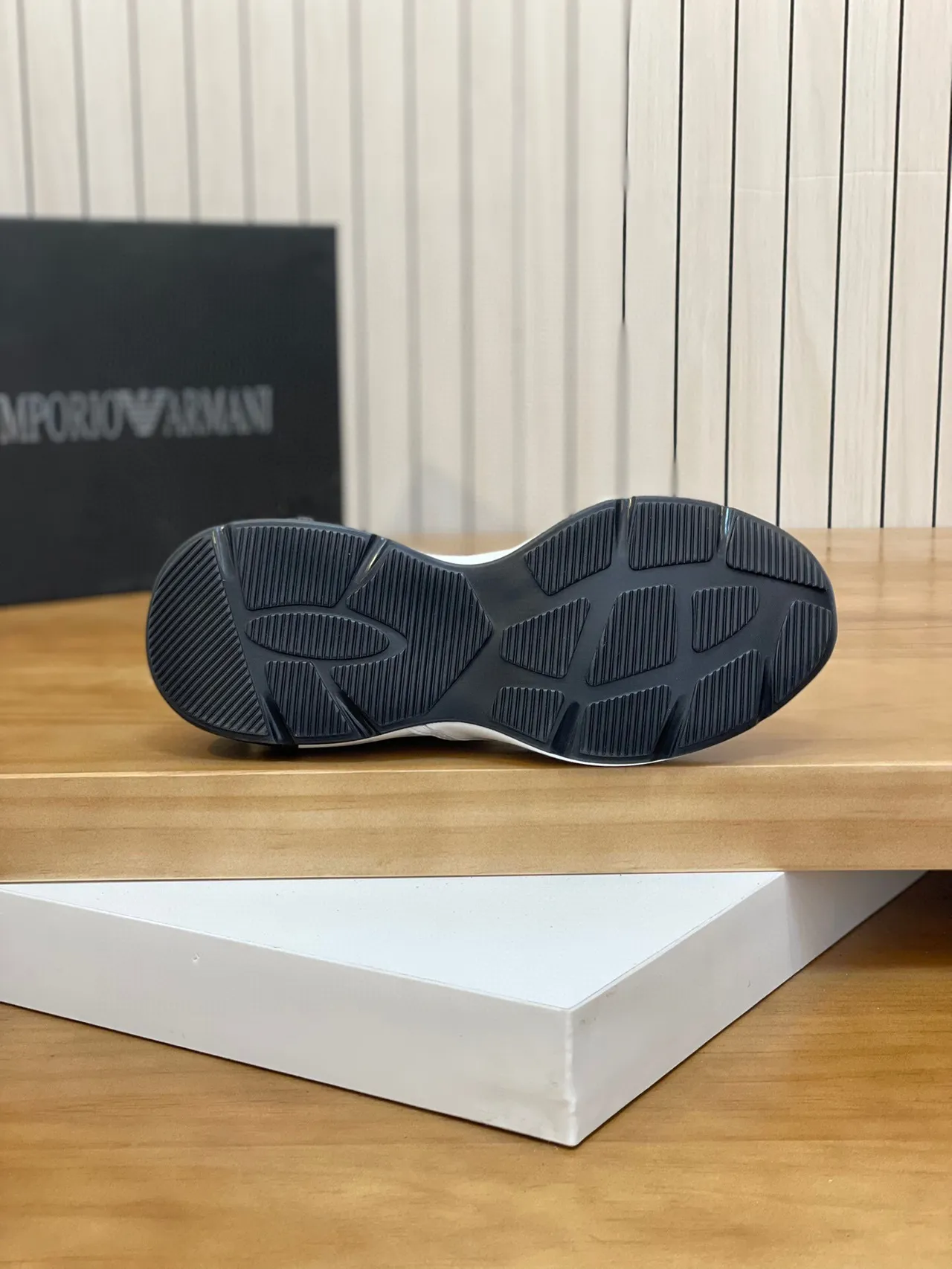 Emporio Armani Tênis Lifestyle Branco e Preto Logo Águia 8