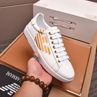 Emporio Armani Zapatillas Lifestyle Blancas y Doradas de Cuero con Logo de Águila en la Parte Superior
