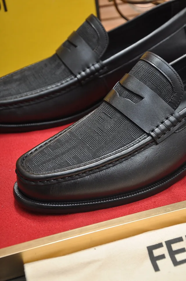 Fendi Cuir Noir Texturisé Motif FF-Patterned Vamp Mocassin 2