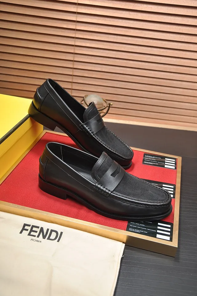Fendi Cuir Noir Texturisé Motif FF-Patterned Vamp Mocassin 4