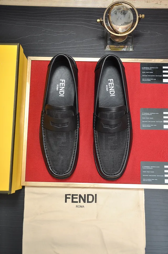 Fendi Cuir Noir Texturisé Motif FF-Patterned Vamp Mocassin 5