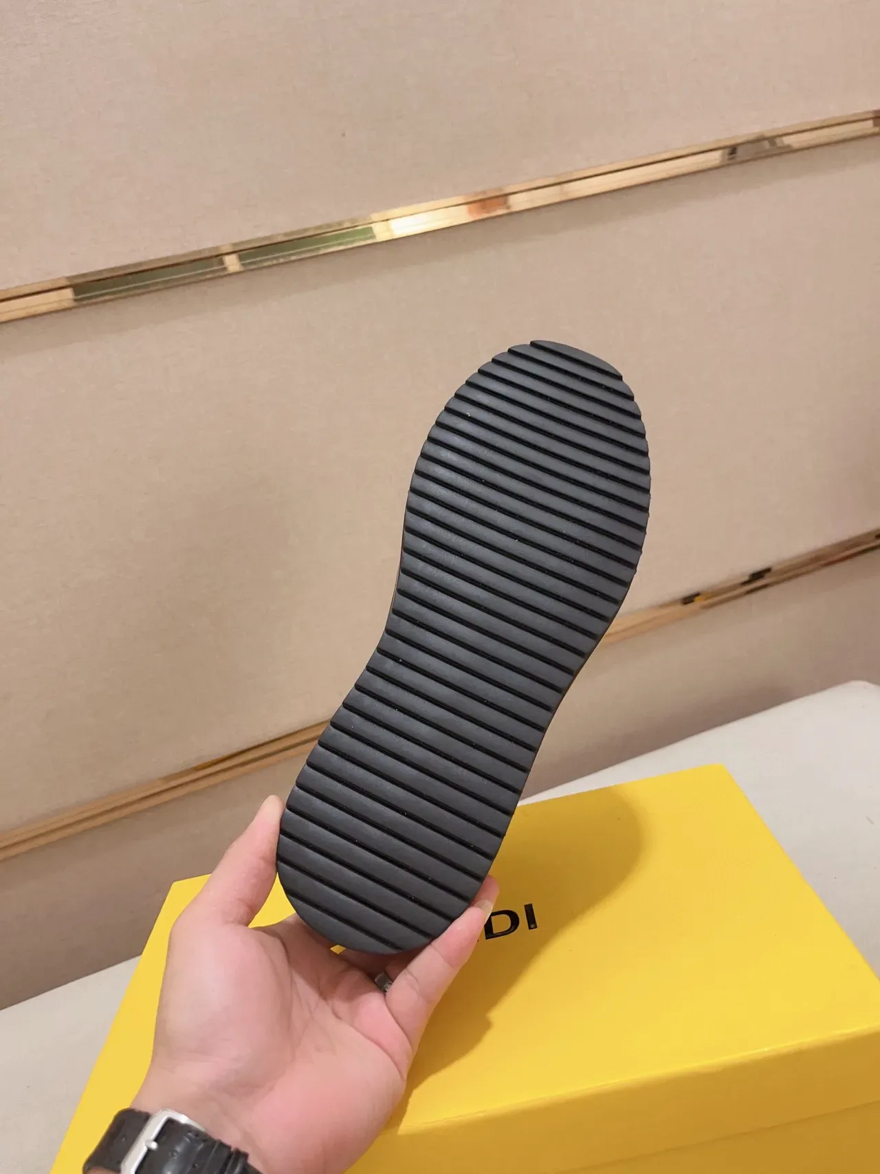 Fendi Zapatillas Lifestyle Negro y Amarillo de Cuero Panelado Low-Top 2