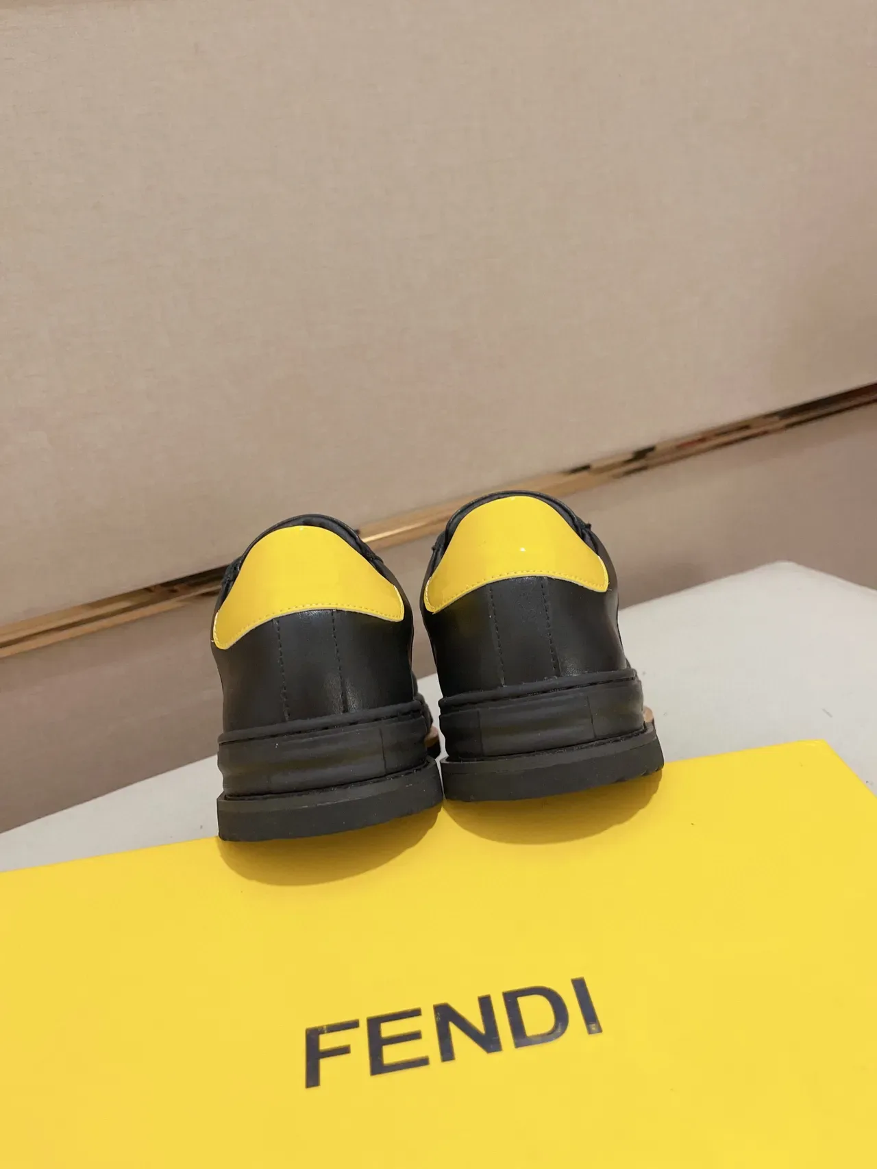 Fendi Zapatillas Lifestyle Negro y Amarillo de Cuero Panelado Low-Top 3